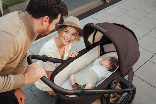 Britax Römer VENNA Kinderwagen mit befestigter BABY‑SAFE PRO Babyschale, im Außenbereich auf einem gepflasterten Stadtweg gezeigt, als flexibles Travelsystem für den Alltag.
